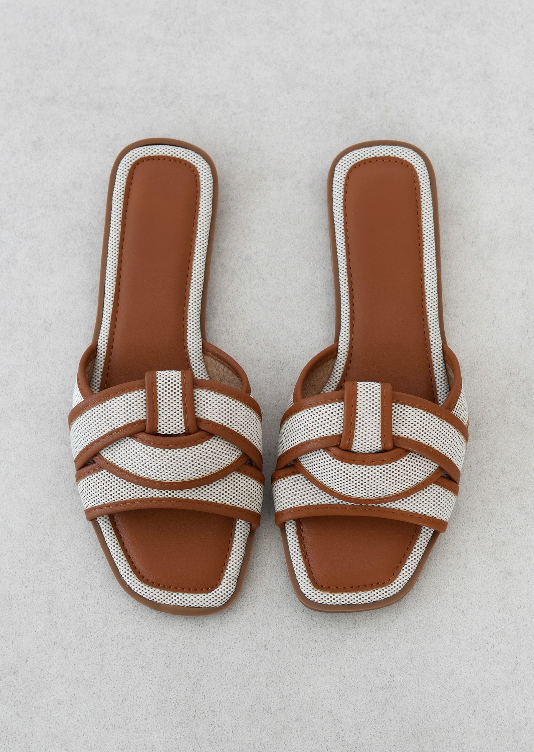 Elegant flat sandals with refined straps
