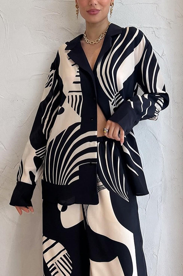 Elegant blouse with contrasts, ideal for a weekend away and relaxation