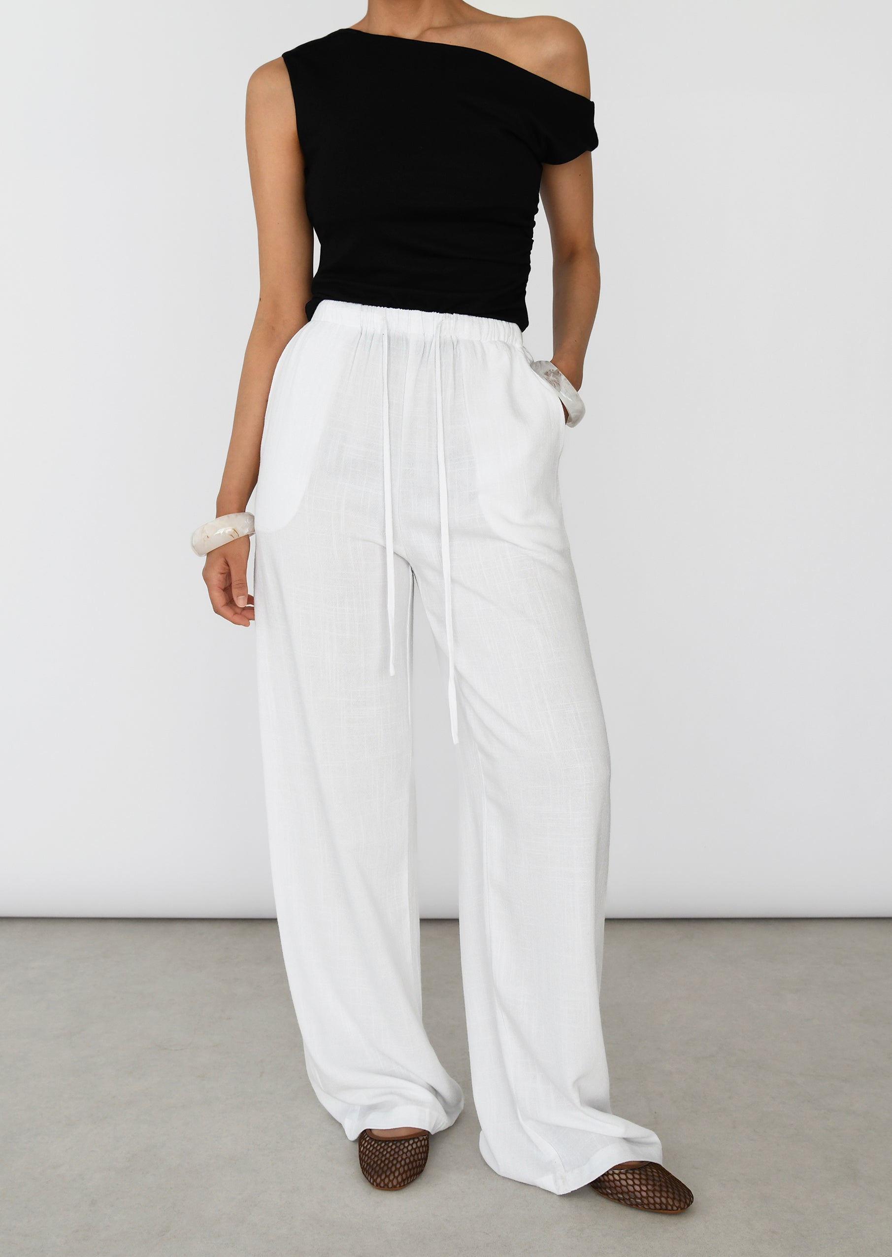 Wide-leg linen trousers with drawstring for an elegant and comfortable look