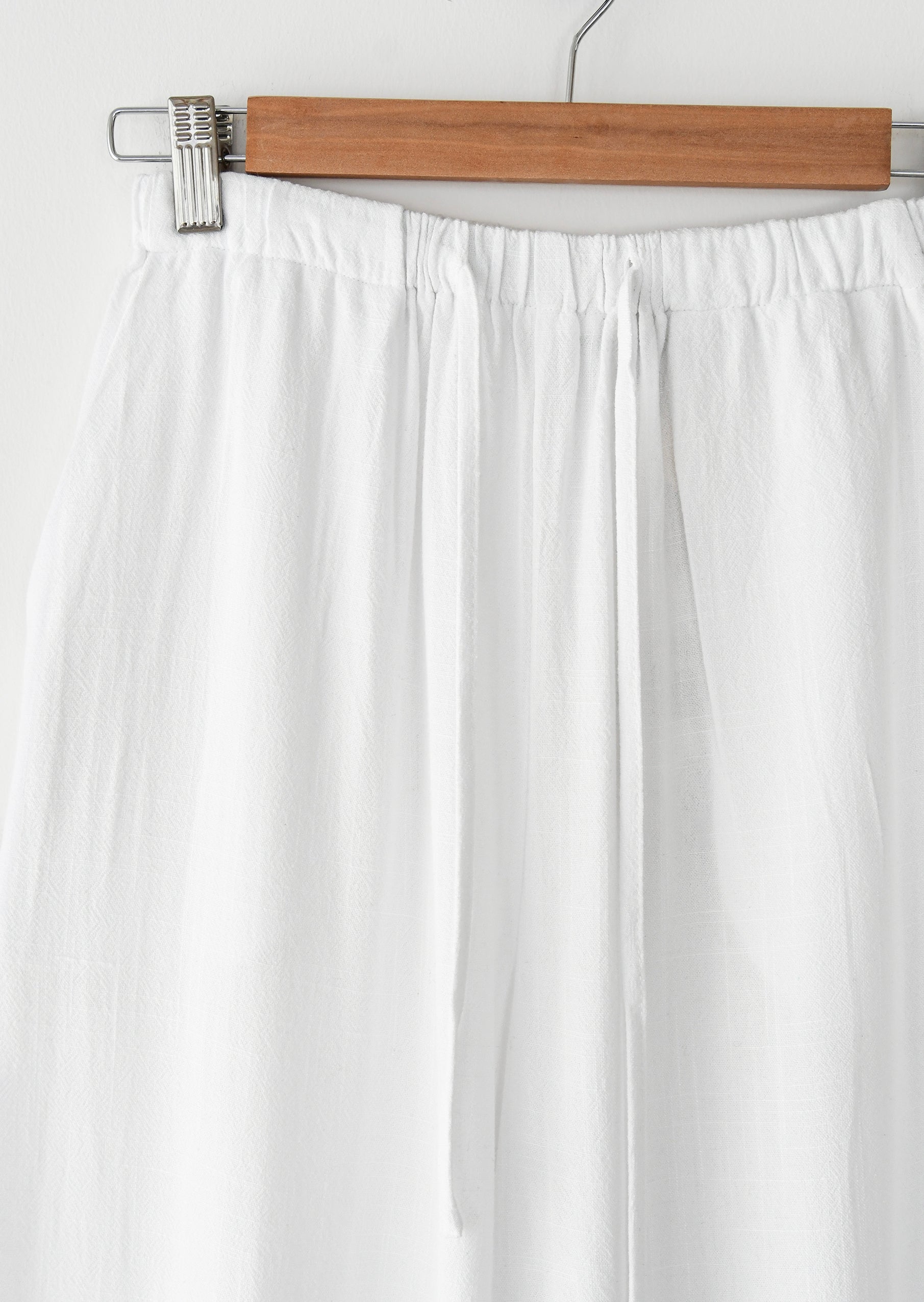 Wide-leg linen trousers with drawstring for an elegant and comfortable look