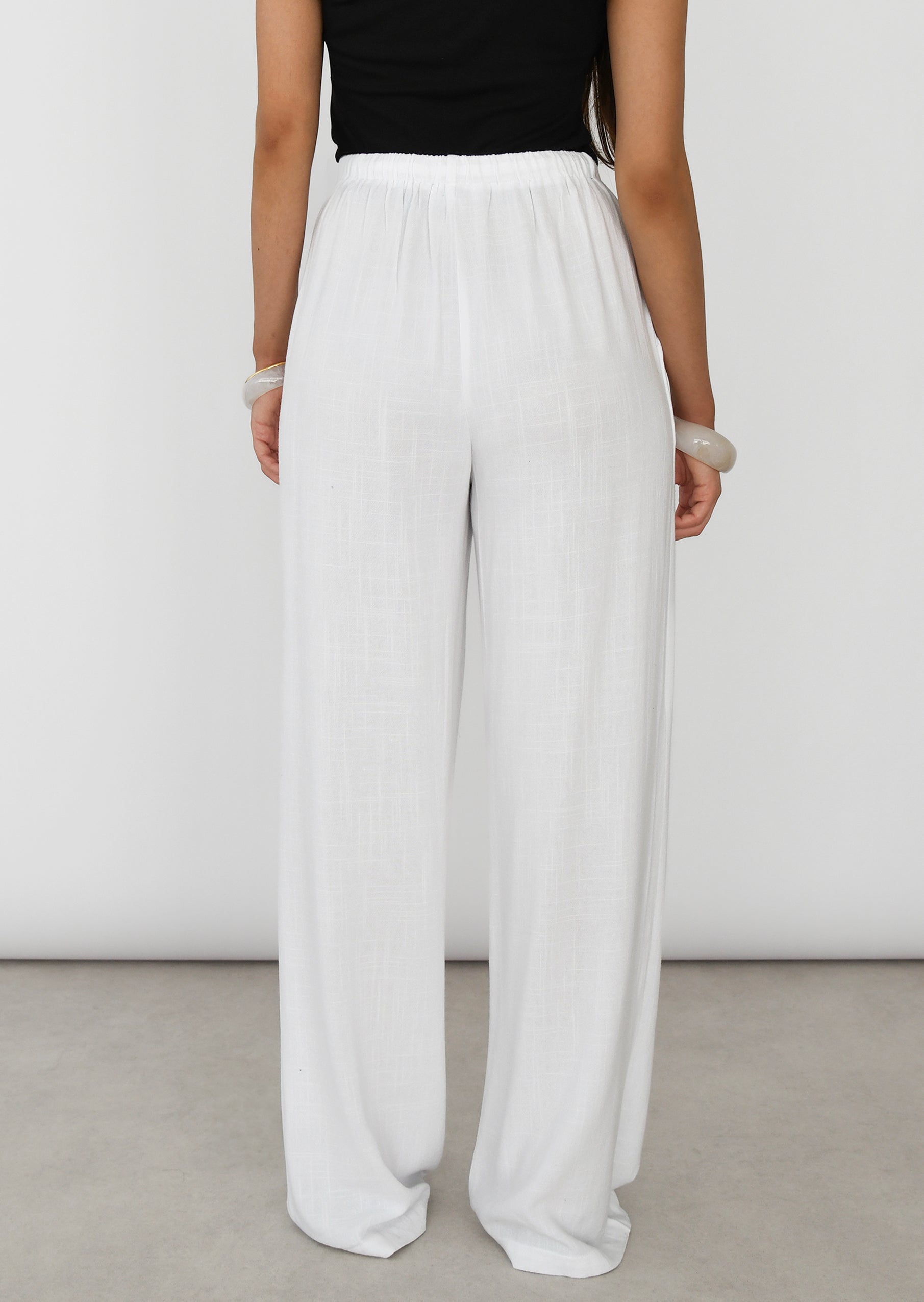 Wide-leg linen trousers with drawstring for an elegant and comfortable look