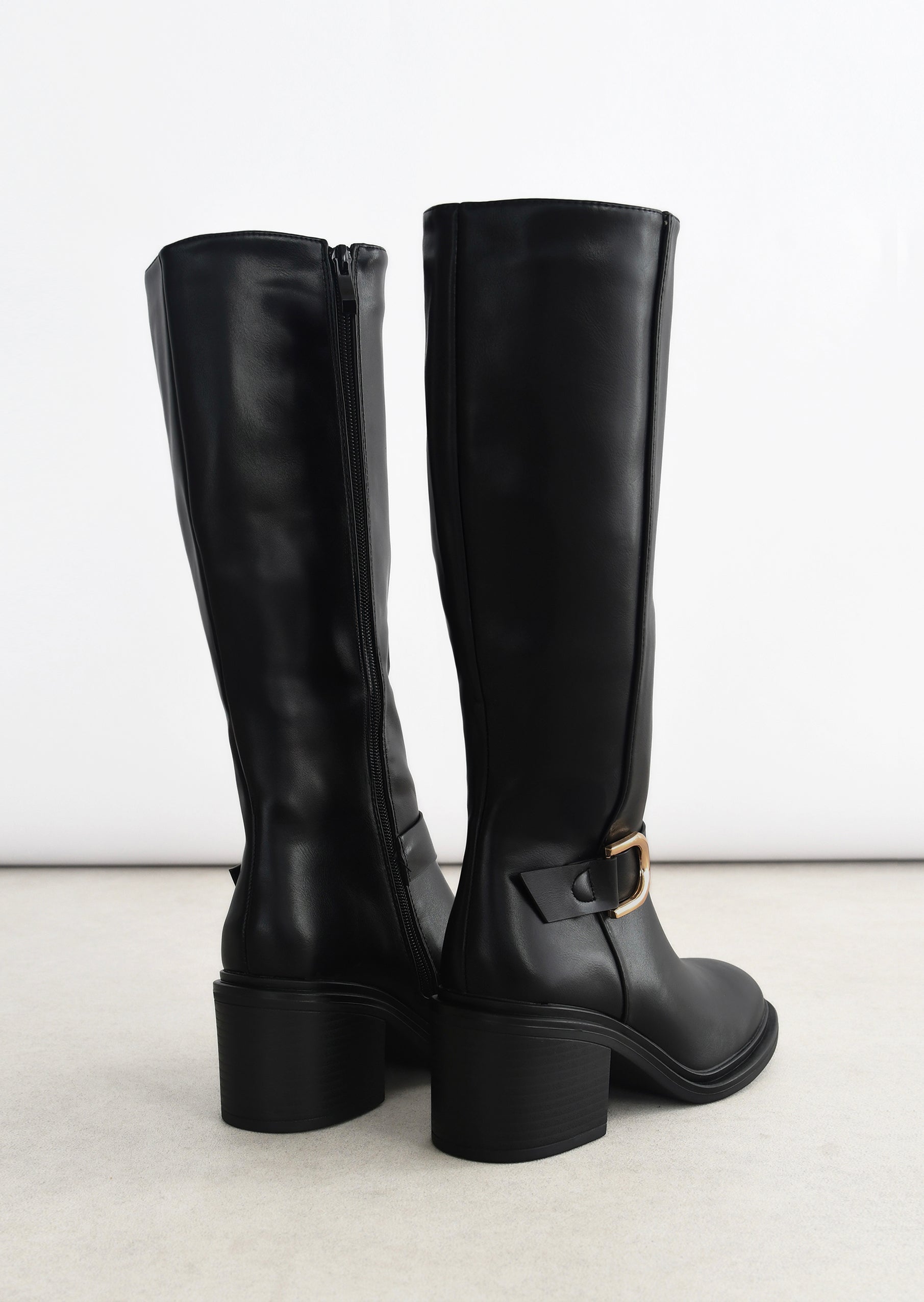 Elegant boots with refined buckle