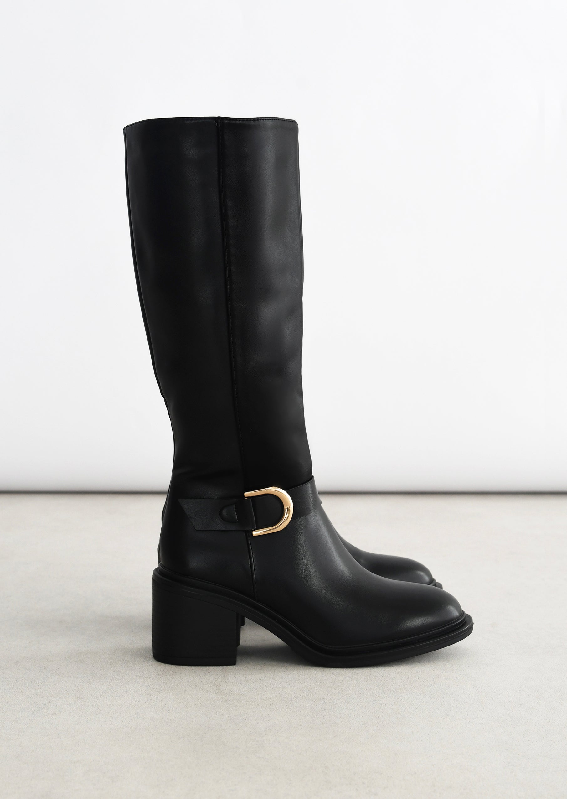 Elegant boots with refined buckle