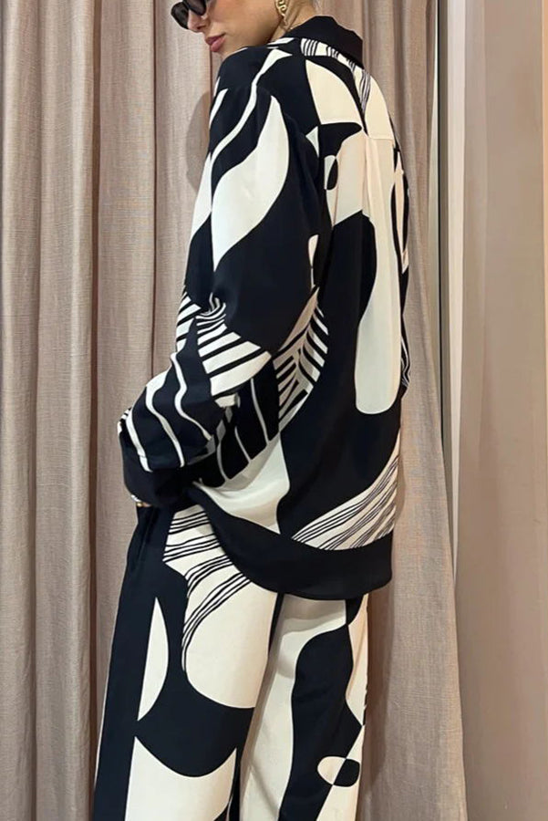 Elegant blouse with contrasts, ideal for a weekend away and relaxation