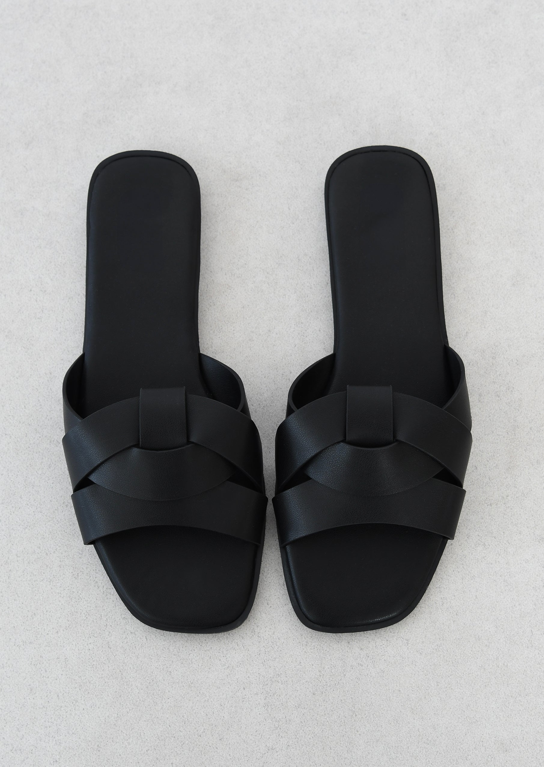 Elegant flat sandals with straps for a chic and comfortable look