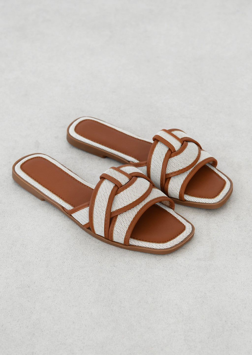 Elegant flat sandals with refined straps