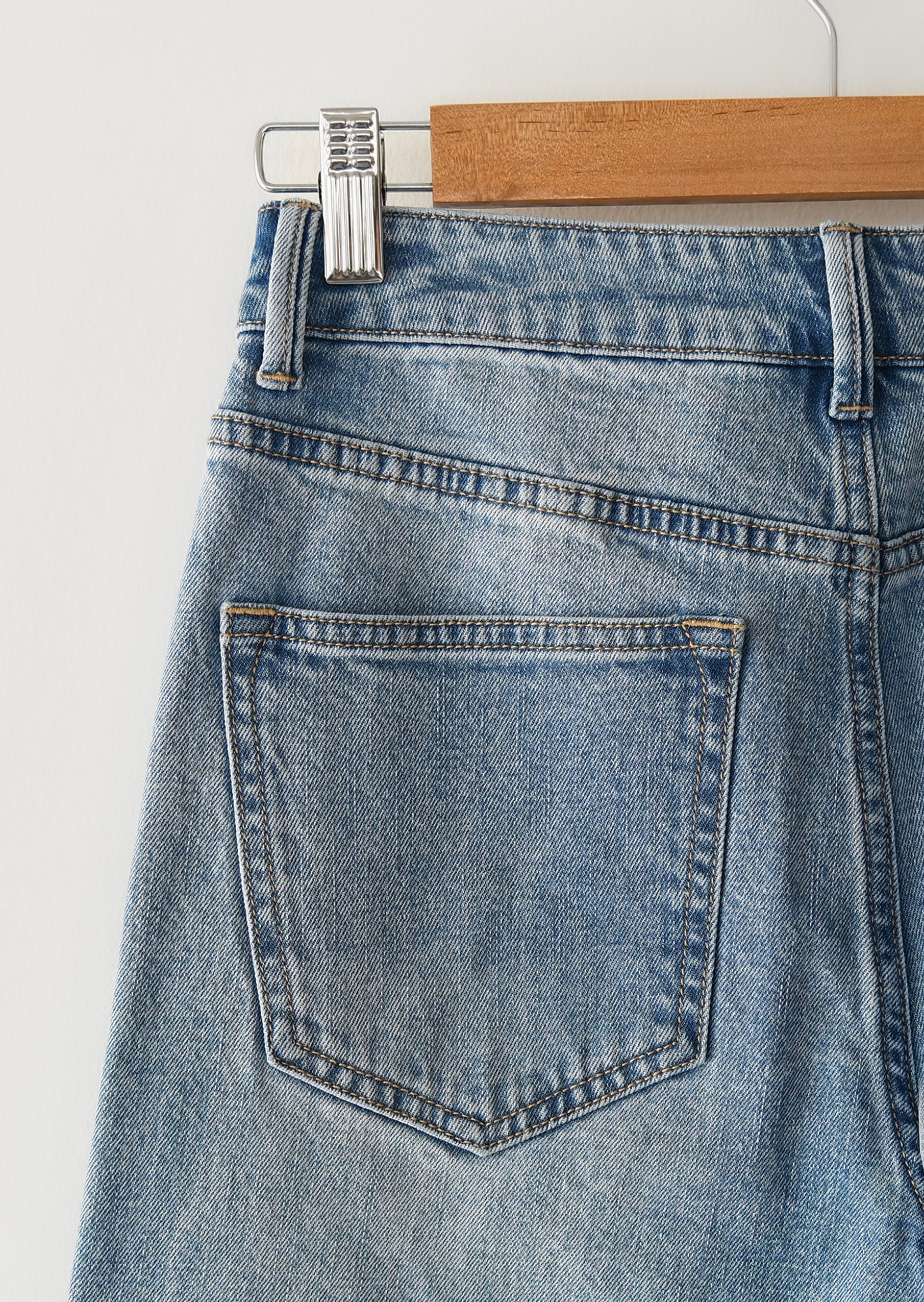 Straight high-waisted jeans for an elegant and comfortable style