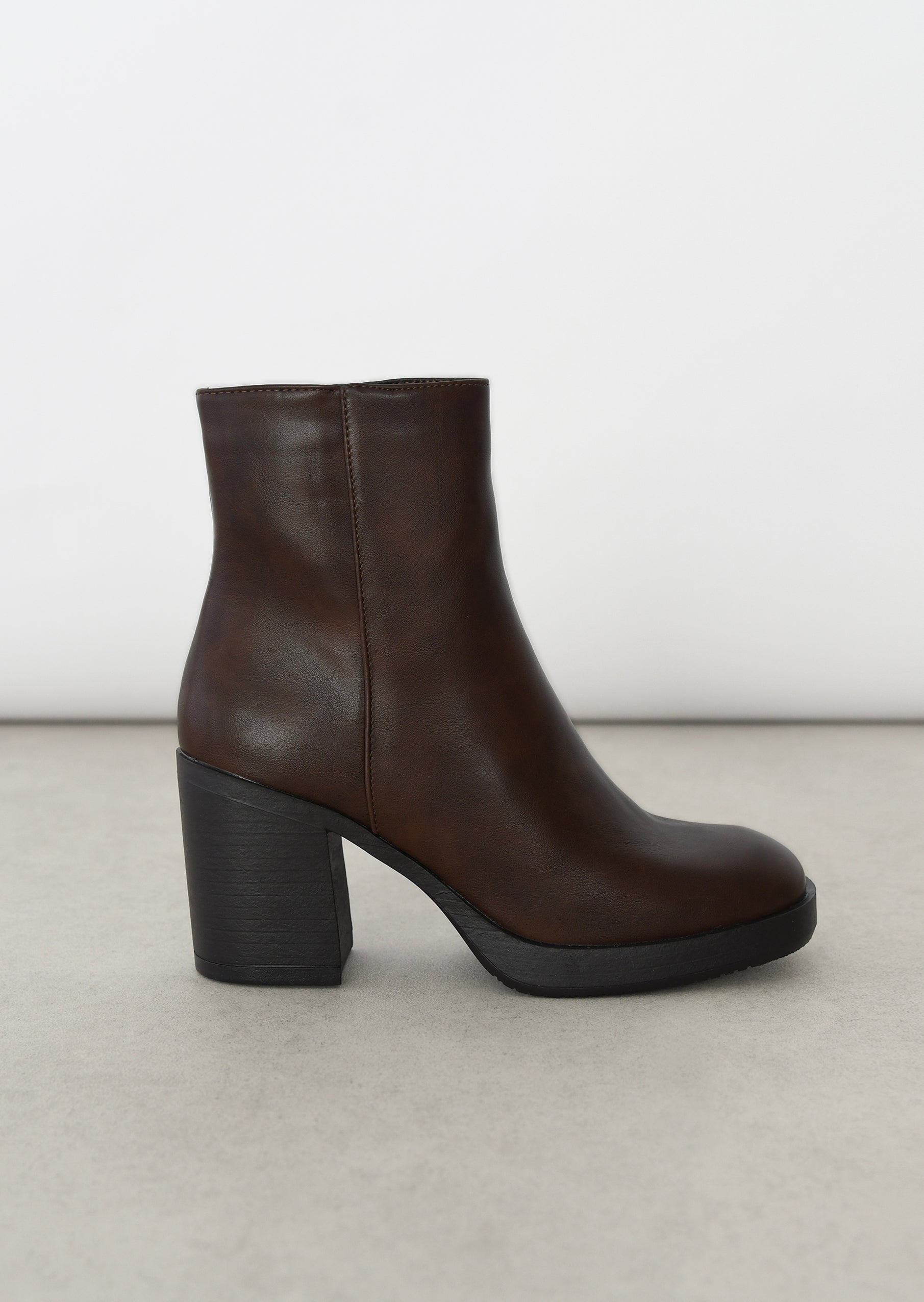 Elegant Heeled Boots for a Chic and Comfortable Style