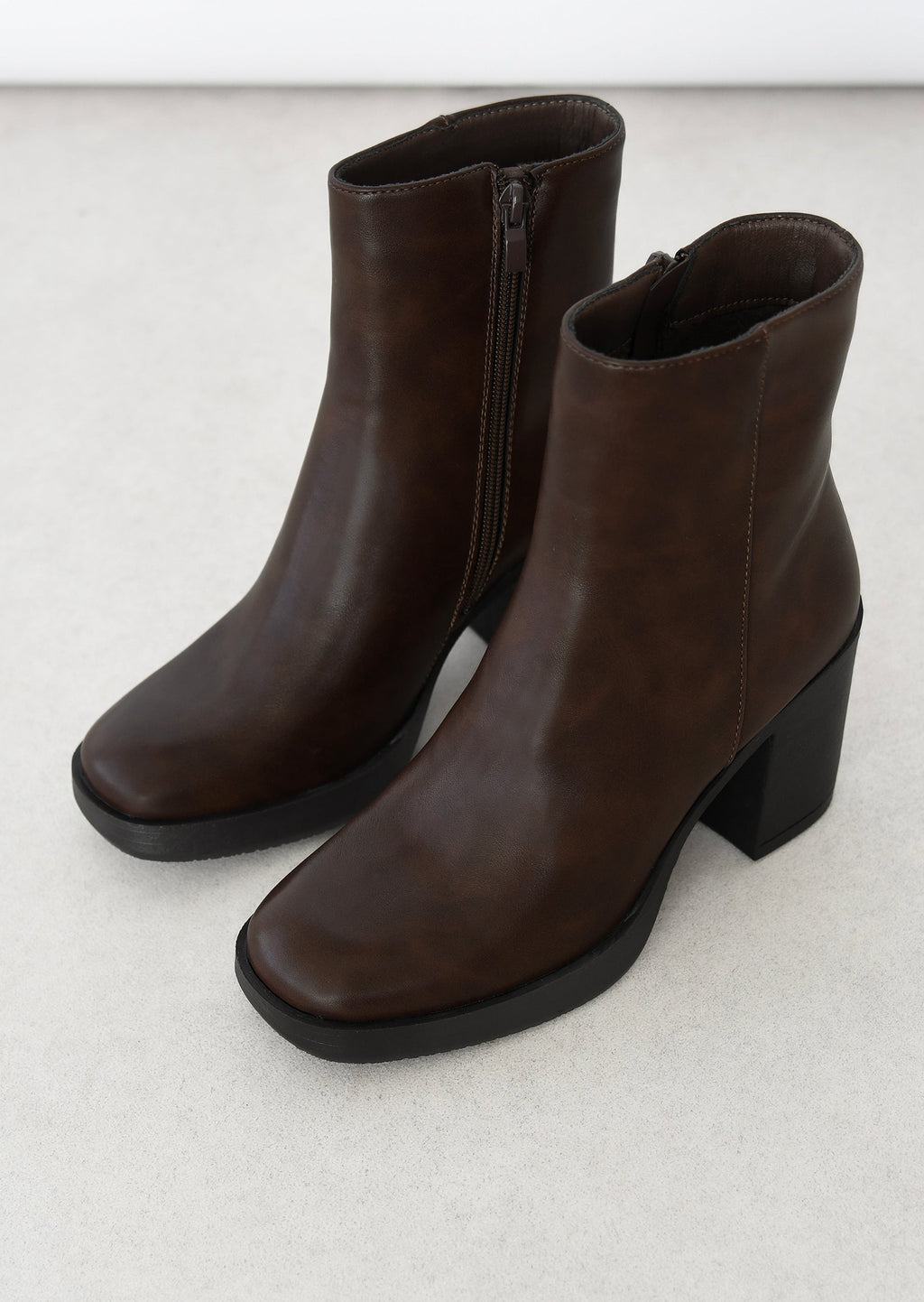 Elegant Heeled Boots for a Chic and Comfortable Style