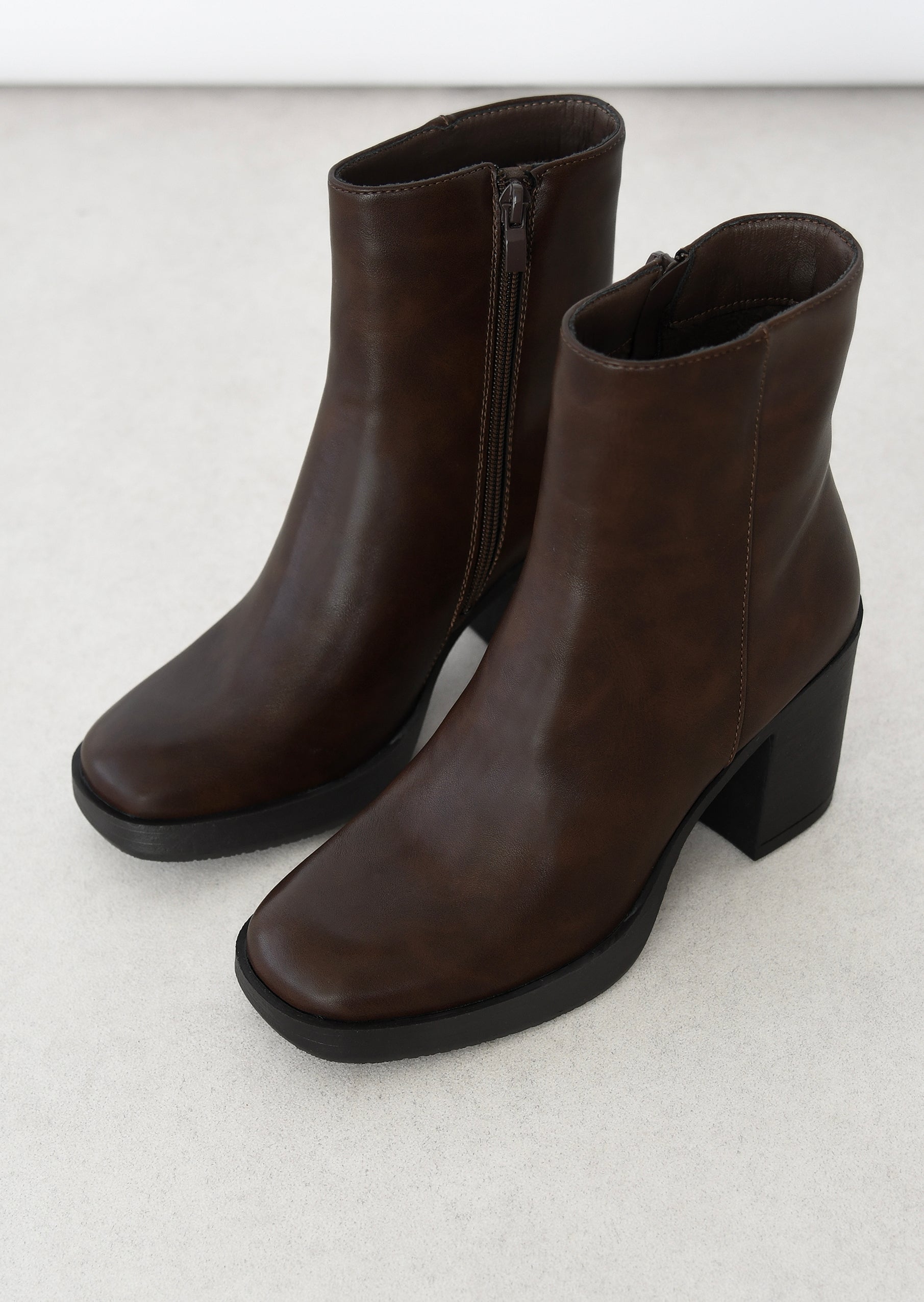 Elegant Heeled Boots for a Chic and Comfortable Style