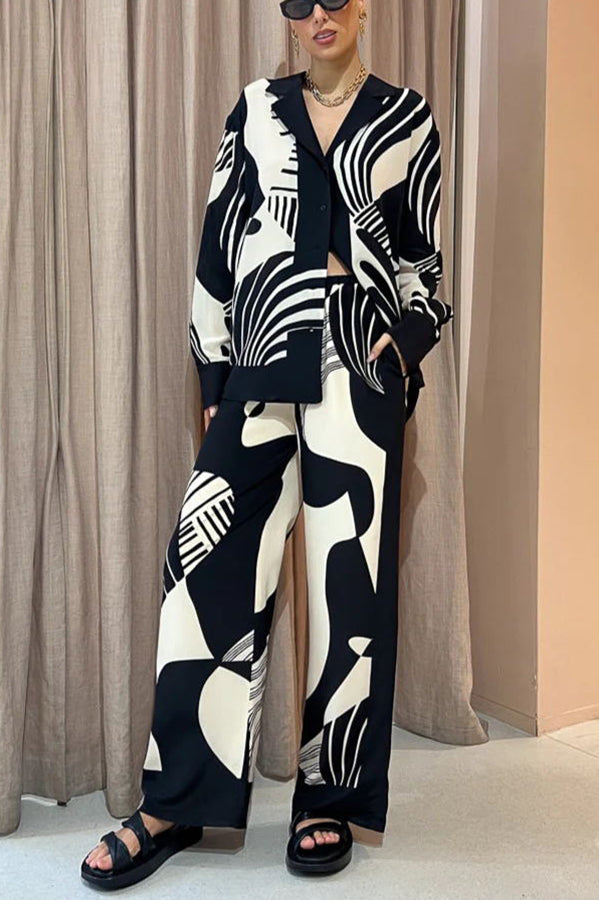 Elegant blouse with contrasts, ideal for a weekend away and relaxation