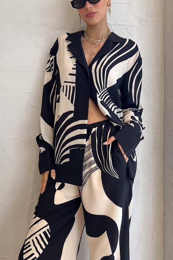 Elegant blouse with contrasts, ideal for a weekend away and relaxation