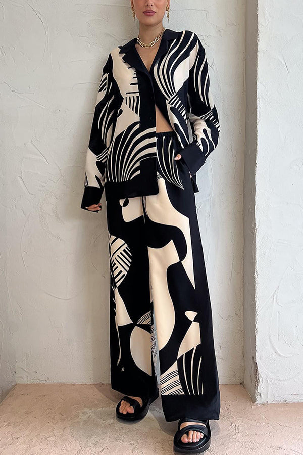 Elegant blouse with contrasts, ideal for a weekend away and relaxation