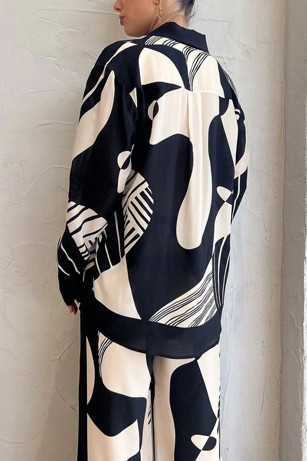 Elegant blouse with contrasts, ideal for a weekend away and relaxation