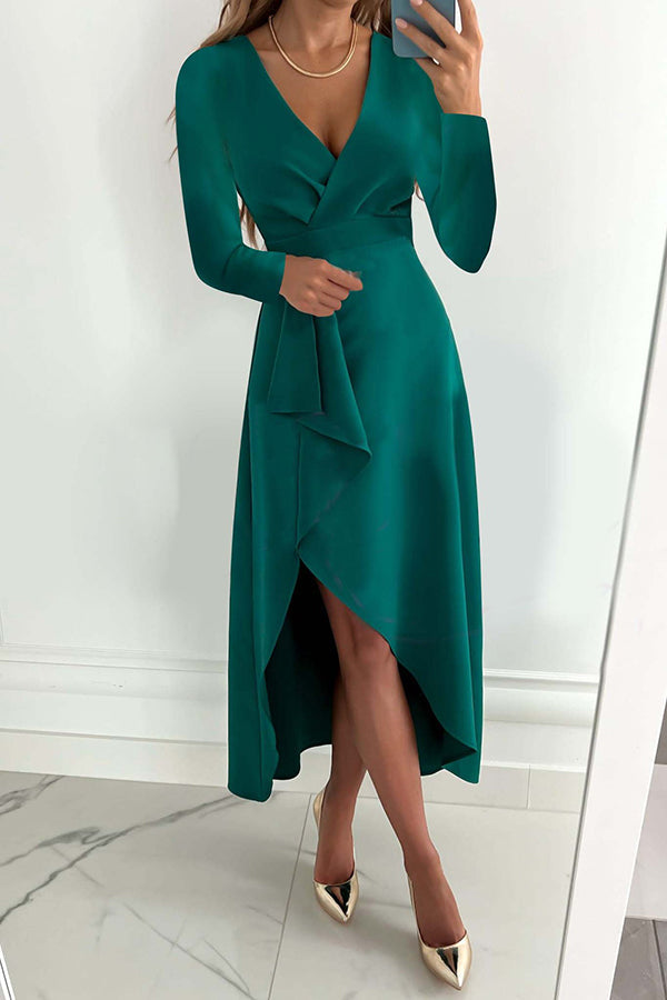 Elegant midi dress with long sleeves, flounce and charm
