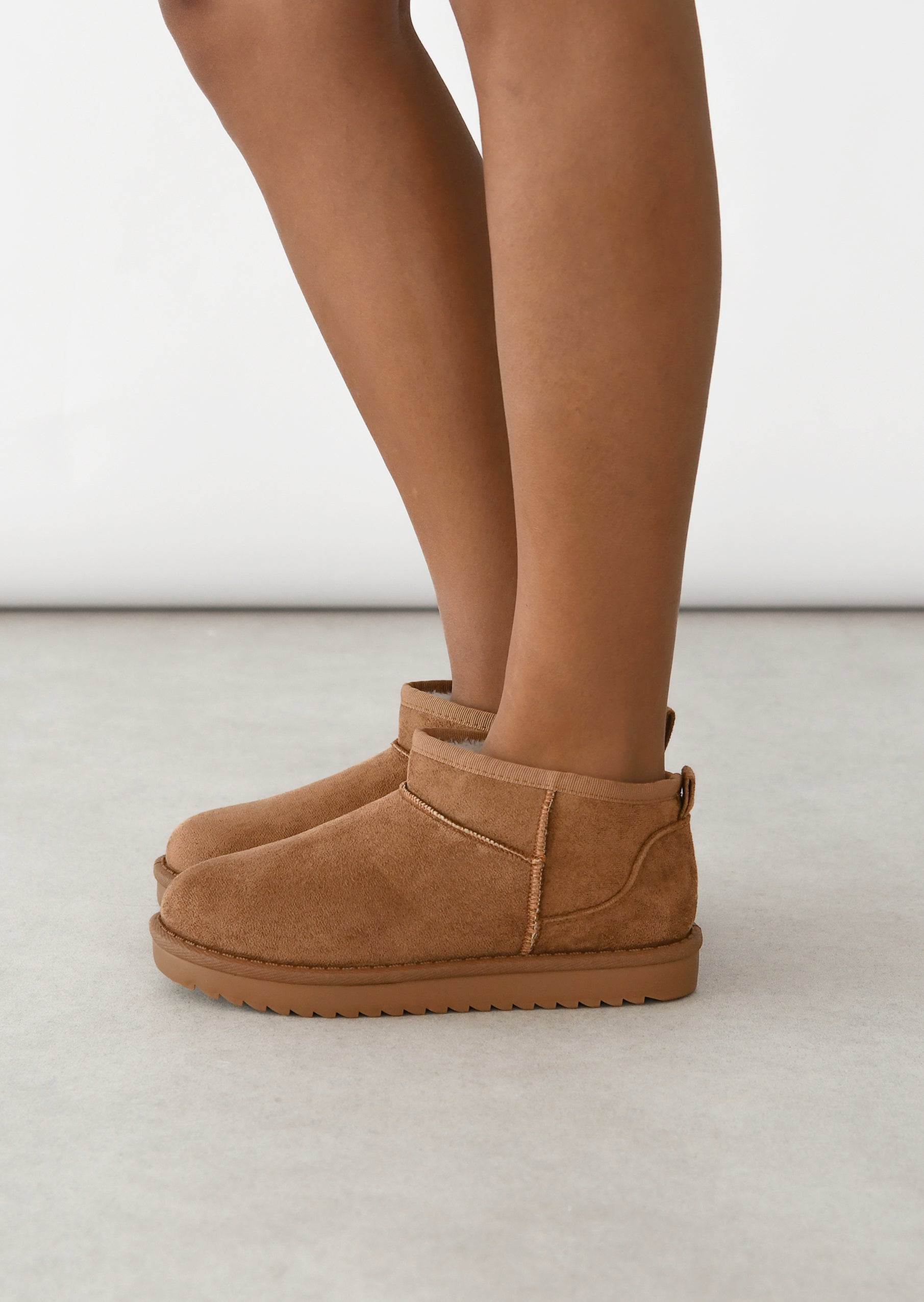 Elegant low boots in chestnut brown