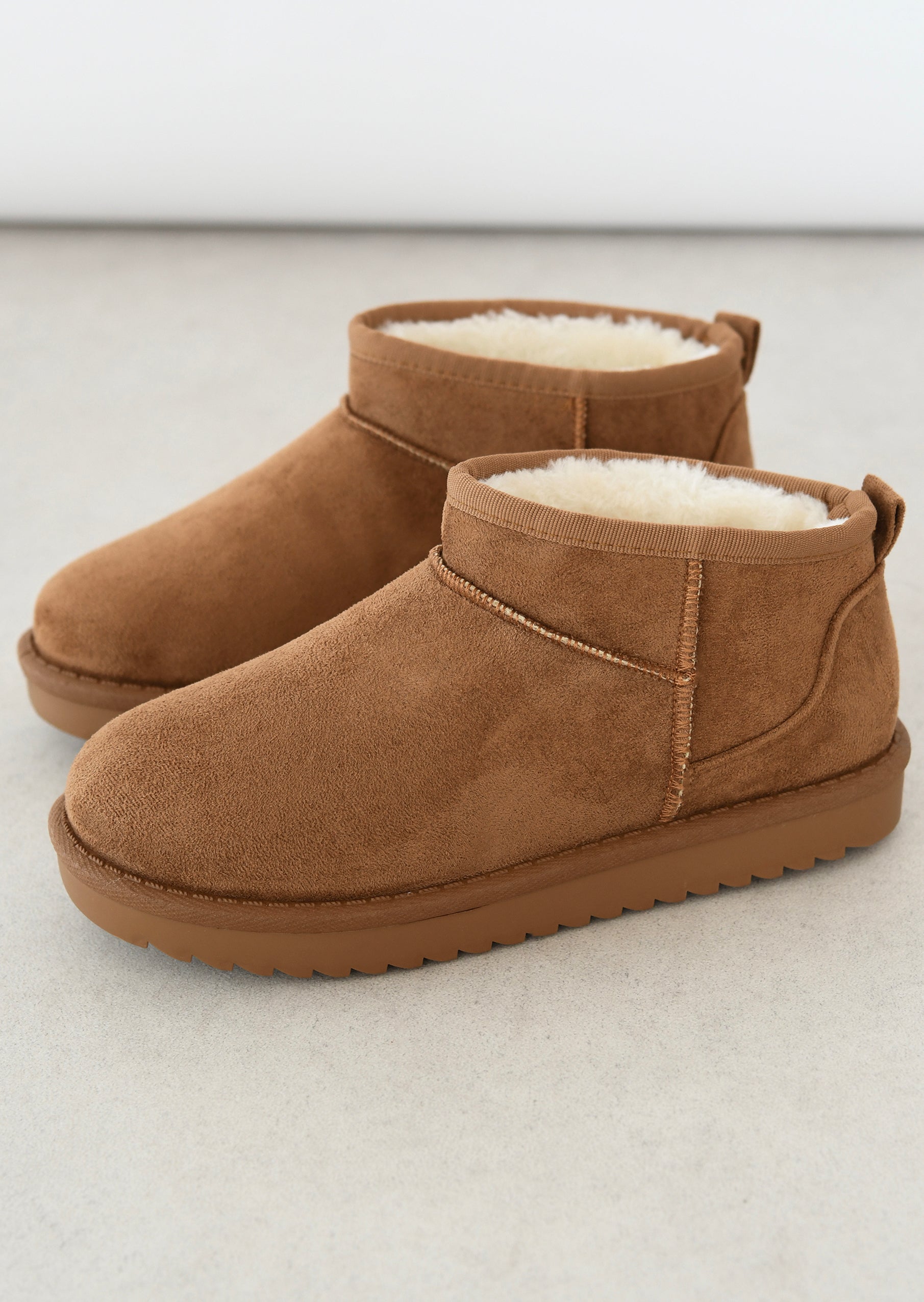 Elegant low boots in chestnut brown
