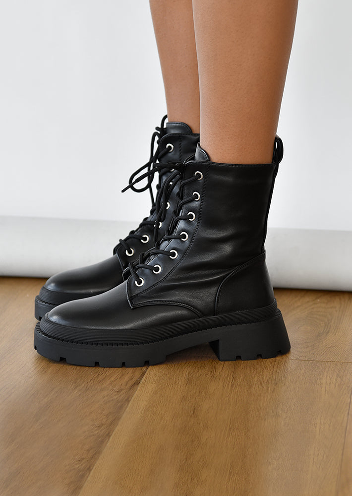 Trendy and comfortable chunky lace-up shoes