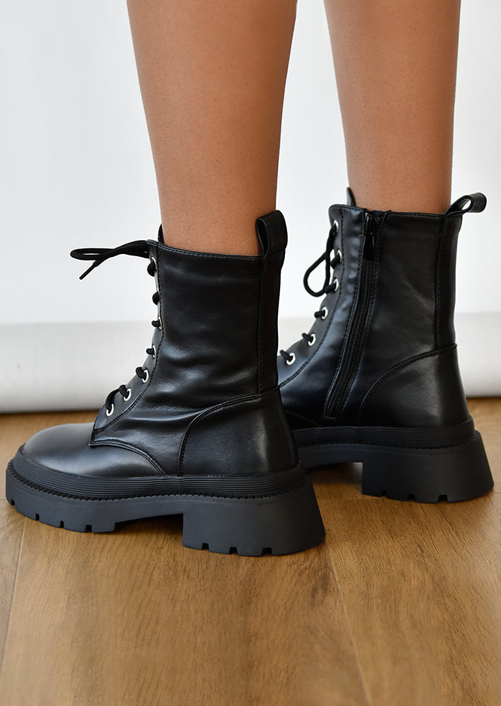 Trendy and comfortable chunky lace-up shoes