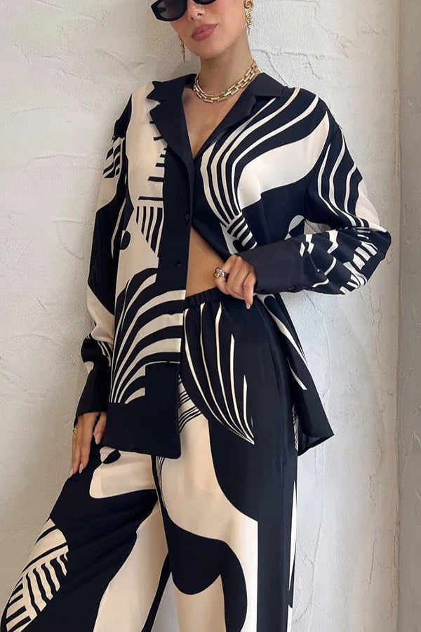 Elegant blouse with contrasts, ideal for a weekend away and relaxation